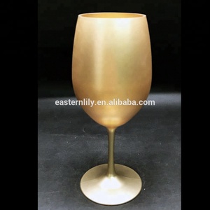 Verre à vin en plastique Tritan de 20oz sans BPA de style classique avec design métallique de couleur or pour une utilisation en fête avec du vin rouge - Product Image 2