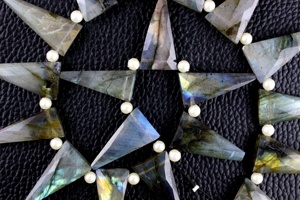 ลูกปัดสามเหลี่ยมแร่แลบราโดไรต์ธรรมชาติลูกปัดสามเหลี่ยมแบบเหลี่ยมเพชรพลอยขายส่งสำหรับสวน - Product Image 2