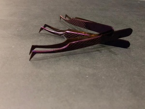 Pinzas de extensión de pestañas con agarre de diamante de acero inoxidable sostenible japonés púrpura pinzas de pestañas fuertes sólidas punta de fibra de volumen profesional - Product Image 4