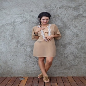 Tunique de plage pour femme en taupe sereine, col en V, durable, tissée et lavable, avec taille naturelle - Product Image 2