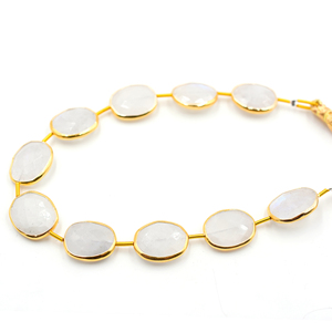 Pierre de lune arc-en-ciel forme ovale lunette en argent plaqué or droite percée 10 perles brin - Product Image 1