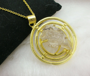 Colgante de latón hecho a mano chapado en oro de 18 quilates, estilo romántico, rutilo dorado, colgantes finos naturales crudos, dijes para uso diario, regalo a granel - Product Image 1