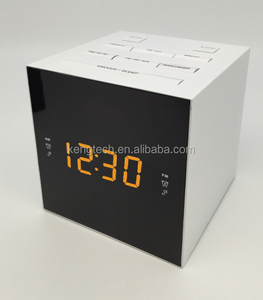 Radio Reloj Despertador con Cargador USB de Color Blanco CT-3938U, Forma de Cubo para Uso en Hoteles - Product Image 2