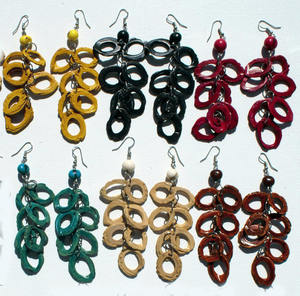 Boucles d'oreilles artisanales péruviennes faites à la main Design de fosse à la pêche avec graines de fruits sculptées Accessoire paisible - Product Image 1