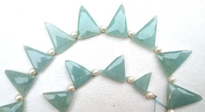 Vente en gros de perles en forme de triangle à facettes en aigue-marine naturelle Collection de pierres bleues style coupé pour la fabrication de bijoux pierres précieuses en vrac - Product Image 3
