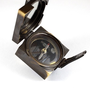 Boussole Directionnelle Brunton de Style Antique en Laiton Finition Nautique Instrument en Métal dans une Boîte en Bois - Product Image 3