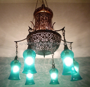 Candelabro de diseño tradicional de latón antiguo BR253 con iluminación colgante única de vidrio soplado con Boca Grande - Product Image 1