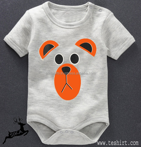 Body de Algodón Suave para Bebé Niño, Gris, Manga Corta, con Estampado de Esmoquin Negro y Lazo Rojo, Cierre a Presión - Product Image 5