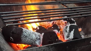Charbon de bois de café du Vietnam de qualité supérieure – Haute chaleur, faible teneur en cendres et combustion longue durée pour les acheteurs en gros - Product Image 3