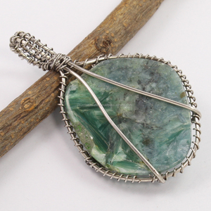 Pendentif en cyanite verte avec pierres précieuses naturelles Bijoux en argent 925 sur mesure Fournisseurs de bijoux en argent sterling en gros pour elle - Product Image 2