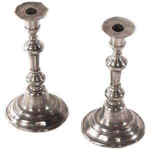 Ensemble de 2 bougeoirs en étain danois, bougeoirs en aluminium argenté brut, bougeoirs modernes en aluminium argenté - Product Image 1