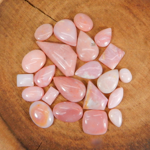 Lot en gros de 50 grammes de pierres précieuses Ishu, opale rose naturelle de qualité AA, formes mélangées, cabochons, pierres brutes, origine PE - Product Image 1