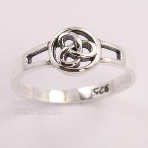 แหวนอินฟินิตี้น็อตทุกขนาด ยูนิเซ็กซ์ เงินแท้ 925 ชุบโรเดียม เรียบ ไม่มีเพชร สำหรับงานแต่งงาน งานปาร์ตี้ แฟชั่น สำหรับผู้ที่ไม่ใช่เจ้าบ่าวเจ้าสาว - Product Image 2