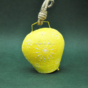 Campana Suiza Artesanal Pintada a Mano con Diseño Navideño Rojo - Product Image 5