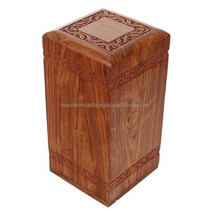 Suministros funerarios para adultos, madera fina tallada a mano sólida con diseño de borde, urna de madera grande, Brassworld, India - Product Image 1