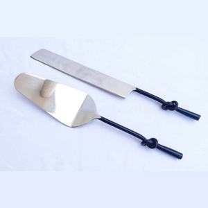 Mango negro de hoja chapada en plata con diseño de nudo medio Cortador de pasteles y servidor Esparcidor de pasteles de alta calidad y servidor rebanador - Product Image 1
