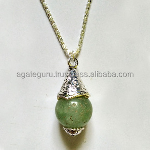Colgante de bola de cristal de Aventurina verde con tapa elegante - Product Image 1