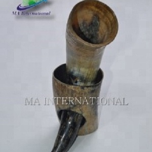 Cuerno Vikingo Antiguo para Beber, Hecho a Mano en India, Material Orgánico de Calidad, Ecológico, Tallado con Estilo Animal, Soporte Elegante Negro - Product Image 2