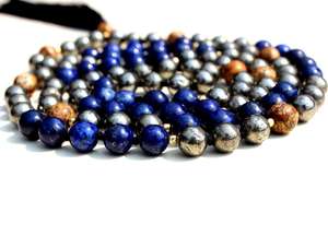 Collier unisexe en pierres précieuses faites à la main de style bohème avec un pompon en soie noué, perles naturelles assorties, lapis-lazuli de 8 mm - Product Image 4