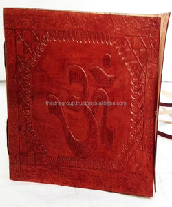 Diario de cuero en relieve Om, diario hecho a mano genuino con cierre de correa para escritura espiritual y diario, regalos de oficina, escritura - Product Image 1