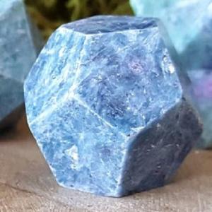 Haute Qualité Cristal Dodécaèdre Rubis Fuchsite Pierre Dodécaèdre Grossiste Pierre Précieuse Guérison Pierre Naturelle Cristal Grossiste - Product Image 1