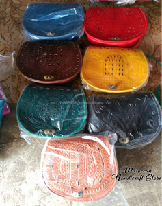 Sac à bandoulière élégant pour femme en cuir véritable de selle marocaine, design unique, fabriqué au Maroc par Made in Morocco - Product Image 5