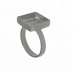 Bague en ruthénium noir de forme carrée, faite à la main, vente en gros de bijoux en métal précieux sans pierres Fabricant CASA DE PLATA - Product Image 2