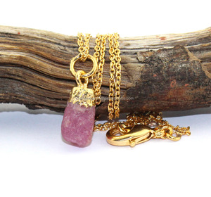 Colgante de rubí rugoso chapado en oro de 24k, joyería al por mayor - Product Image 3