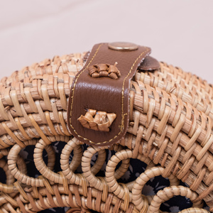 กระเป๋าสะพายไหล่หวายบาหลีลายวินเทจไม่ซ้ำใคร ขนาด 20x8 ซม. ทรงกลม สายเดี่ยว เปิดปิดแบบเปิด แฟชั่นนำเข้าจากเวียดนาม - Product Image 4