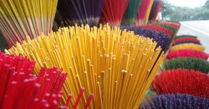 Bâtons d'encens noirs et colorés du Viet Nam à usage religieux - Product Image 4