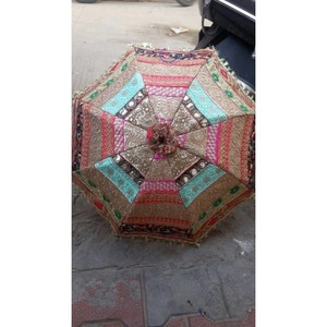 Parasol de jardin bohème de style Rajasthani, design unique fait à la main avec broderie et cadre en métal en forme de perroquet pour une utilisation décorative - Product Image 2