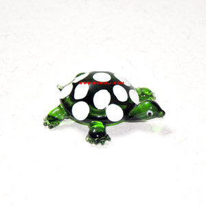 Petite tortue en verre de Murano verte mignonne avec des pois, flammeurie - Product Image 2