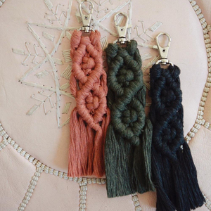 Porte-clés en macramé tendance |   Petit |   5 pouces de long |   Clip pivotant argenté |   Fil de coton |   Corde |   Accessoires |   Clés |   Glande décorative |   Fringe | - Product Image 1