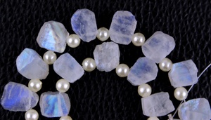 Pierre de lune naturelle arc-en-ciel de qualité supérieure, bleu feu de forme inégale pour la fabrication de bijoux, Collection de pierres blanches - Product Image 4