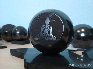 Shungite ขัดตัดทรงกลมที่มีการแกะสลัก/Schungit หิน - Product Image 2
