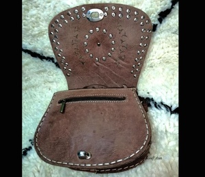 Sac à bandoulière en cuir véritable bohème, artisanat marocain, sac à main pour femme avec fermeture à rabat, motif géométrique, fabriqué au Maroc - Product Image 2