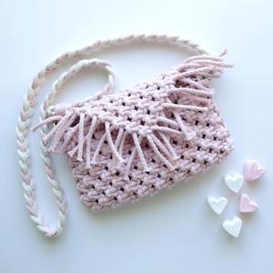   Bolso de mano tipo clutch de macramé rosa hecho a mano con flecos - Product Image 1