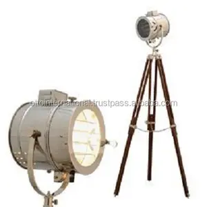 Luce di ricerca Spot con finitura cromata Vintage-lampada da terra la lampada a treppiede Griswold Spotlight cammina con una corda stretta fine