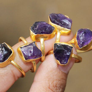 Diseño de anillo de amatista rugosa, joyería chapada en oro, novedad - Product Image 1