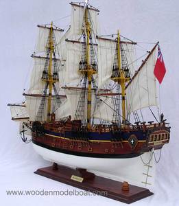 Bateau en bois peint, modèle artisanal, HMS/ohm, matériau d'art - Product Image 1