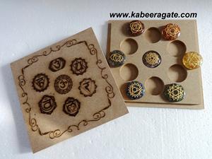 Venta al por mayor Healing Gemstone Chakra Set Grabado Orgone con Símbolo Sánscrito en Chakra y Caja - Product Image 2