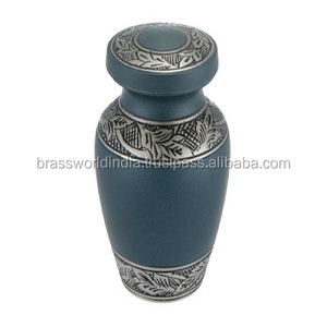 Urne funéraire pour bébé en laiton massif de style américain par Brassworld India - Product Image 1