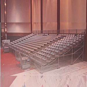 Tribune mobile portable d'intérieur/extérieur en acier pour gradins - Product Image 1