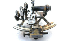 Boussole murale vintage antique de Bermondrey, instrument de navigation directionnel fait à la main en métal poli, sextant, pointeur, cadran, décoration d'intérieur