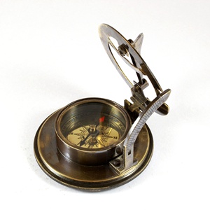 นาฬิกาแดดกลองทองเหลืองทะเลพร้อมเข็มทิศทิศทางโลหะทนทานและหนังวัสดุโลหะผสมสำหรับทุกสภาพอากาศ - Product Image 3