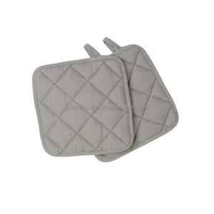 Prácticos manoplas acolchadas punteadas e impresas para horno - Product Image 1