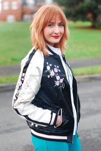 แจ็คเก็ตบอมเบอร์สีเขียวมะกอกแบบกำหนดเอง ผลิตจากผ้าซาตินไม่ถักทอ กันน้ำและระบายอากาศได้ - Product Image 5