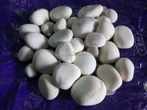 White and off White <strong>Stone</strong> for Garden Decor Fountain Decoration <strong>Round</strong> Shape Finish Big Size <strong>Pebbles</strong> <strong>Stone</strong> Bulk Export Quality