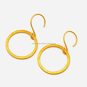 Pendientes colgantes de plata de ley 925 de diseñador hechos a mano, Colección chapada en oro nuevo, clásico para fiestas, regalos, venta al por mayor directa - Product Image 1