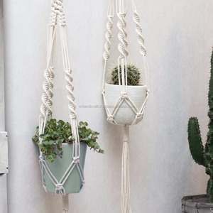 Colgadores de plantas de macramé hechos a mano, colgadores de plantas de cuerda - Product Image 1